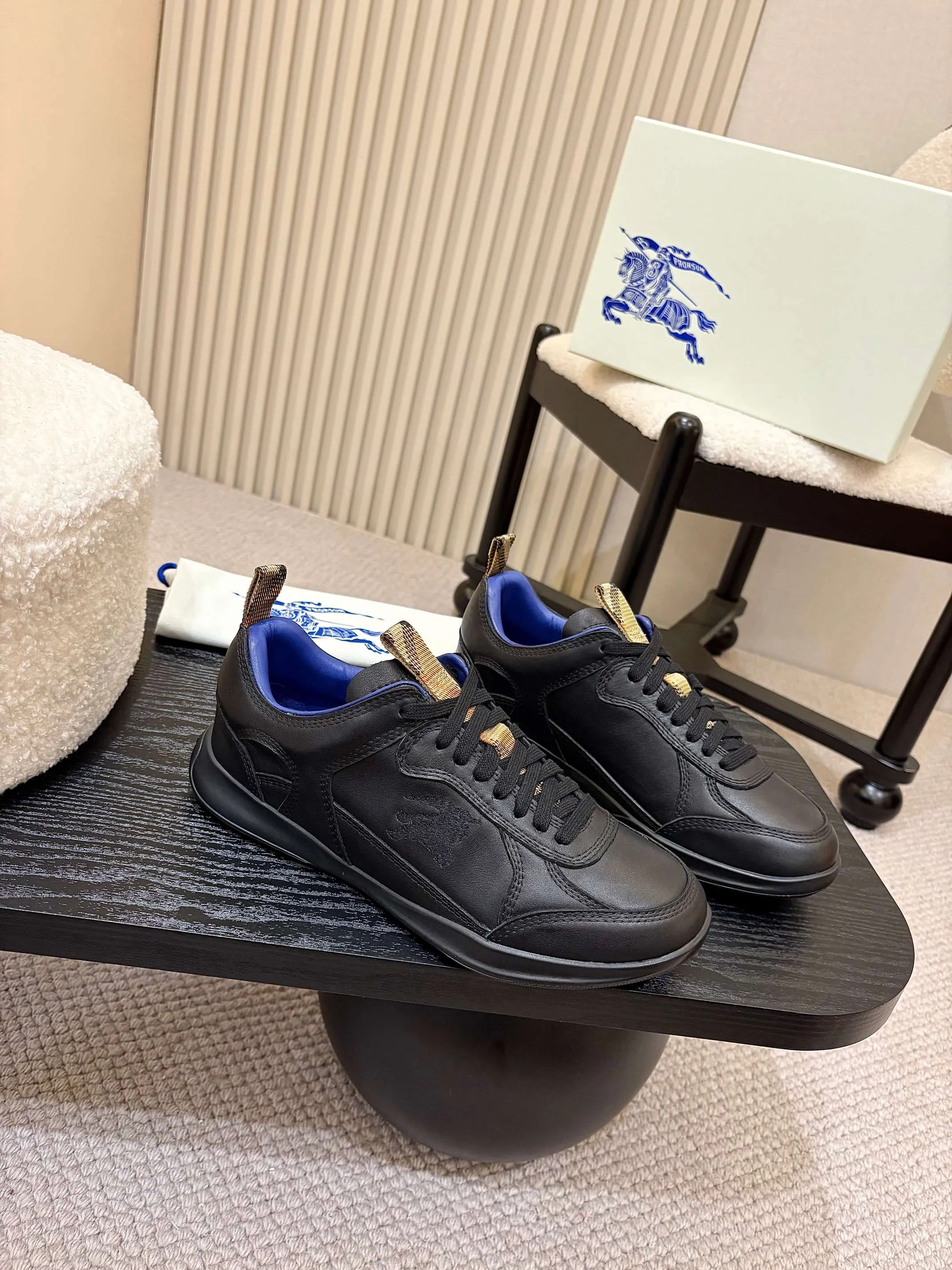 Men's shoes 💰640 Burberry's popular casual sneakers, debuted at the brand's 2025 summer fashion show. Made of refined Italian leather with tonal topstitching details, it's inspired by sporty design. Paired with lightweight soles and Burberry checkered shoe tabs, embellished with embroidery of the brand's Equestrian Knight logo (EKD) ✅Fabric: frosted/grained cowhide ✅Lining: sheepskin ✅Outsole: ultra-light rubber sole ✅Color: black/white/apricot available ✅Size: Men's 39-46 (45, 46 customized)